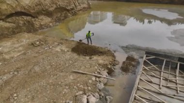 İşçiler beton dökmeye hazırlanmak için çukuru hazırlıyorlar..