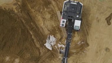 Kazı temelini beton dökmeye hazırlayan işçilere bakın.