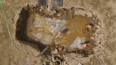 Çalışanlar beton temeller oluşturmaya hazırlanırken kazı çalışmalarına dikkat edin.