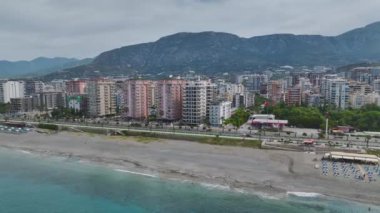 Mavi deniz ve yeşil dağların ortasındaki lüks konutları keşfedin, büyüleyici 4K 'da yakalandılar..