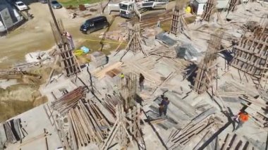 Ağır makineler ve inşaat ekibi yeni bir bina üzerinde çalışıyor..