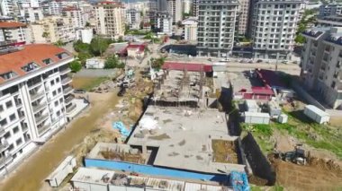 İşçi ve makinelerin birlikte inşa edilişini izle.