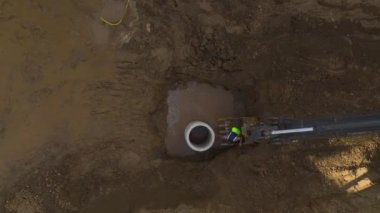 Bölgeyi işçiler ve ağır ekipmanlarla birlikte gözlemleyin.