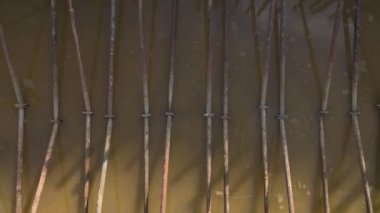 Ağır makineler ve işçilerle inşaat alanına tanık olun..