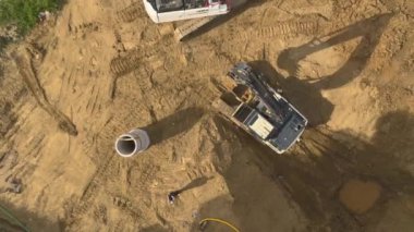 İşçi ve makinelerin birlikte çalıştığı site faaliyetlerine bakın.