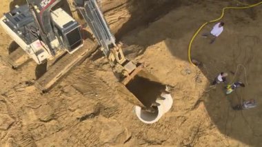 İşçileri ve makineleri iş başında izleyin, birlikte inşa edin..