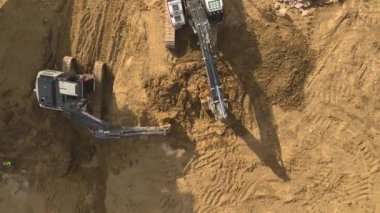 Makine ve işçilerle birlikte hareket halinde olan tanık oluşturma.