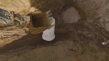 Makinelerden ve şantiyedeki insanlardan oluşan takım çalışmasına dikkat edin..