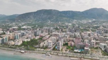 İnşaat projesinde makineler ve işçiler birlikte çalışıyorlar..