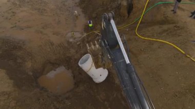 İnşaat alanında makineler ve insanlarla yapılan aktif çalışmaları gözlemleyin..