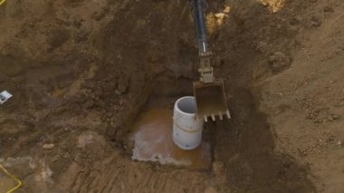 Makineleri ve inşaat alanında birlikte inşa edilen insanları izleyin..