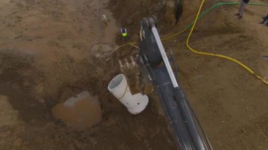 Gör makineler ve işçiler birlikte çalışıyorlar, yukarıdan yakalanmışlar.