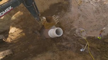 Gökyüzünden inşaat sahasındaki ortak çabalara bak.