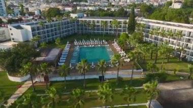 Deniz kenarındaki lüks otelleriyle Avsallar 'ın Akdeniz güzelliğine tanık olun..