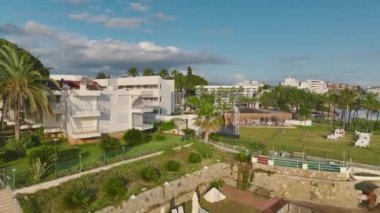 Avsallar, Alanya 'yı tanımlayan mavi deniz ve lüks konaklama yerlerine bakın.