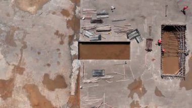 Demirleri şekillendiren ve beton döken işçilere bakın, gökyüzünden temel inşa ediyorlar..