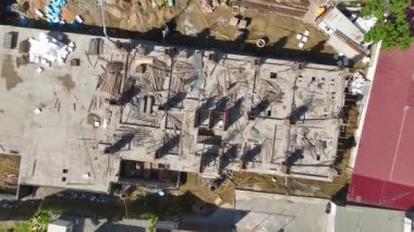 İnşaat işçilerinin çelik demiri şekillendirmesini ve yukarıdan beton dökmesini izleyin..