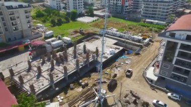 İnşaat çalışmalarını beton bükme ve beton dökerek izleyin.