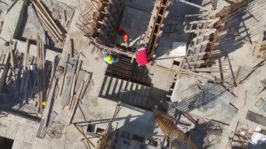 İnşaat ekibinin inşaat demiri şekillendirmesine ve yukarıdan beton dökmesine bakın..