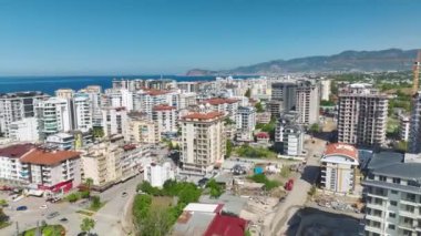 Demirleri şekillendiren ve beton döken inşaat işçilerine dikkat edin.