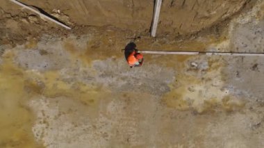 Temeli inşa etmek için metal yapılar kullanan işçilere bakın, yukarıdan yakalandılar..