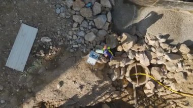 Temel oluşturma sırasında metal çalışmalarını gözlemle.