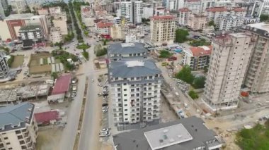 Bkz. İşçiler binanın ön cephesinde pencere ve balkon tamir ederek son rötuşları ekliyorlar..