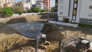 Metal yapılarla temel oluşturan işçileri izleyin.