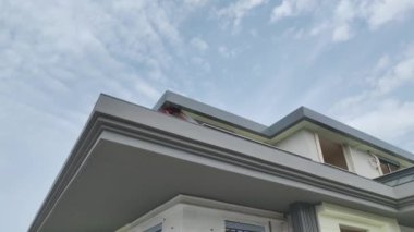 Pencereler ve balkonlar kurulurken tamamlanma için ön cephenin hazırlanmasına dikkat edin.