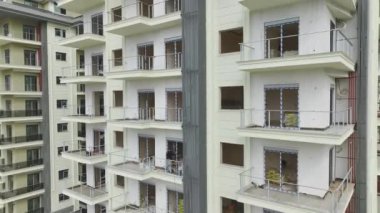 Pencere ve balkonların kurulumu ile ev inşaatının sona yaklaşmasını izleyin..