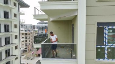 İnşaatın son aşamasında balkon ve pencere döşeyen işçileri izleyin.