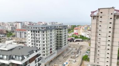 İşçilerin, pencere ve balkonları kurarak binayı tamamlayışını izleyin.