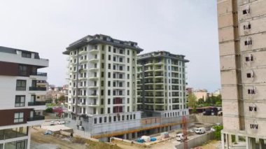 Ön cephe çalışmaları ve pencere kurulumlarıyla biten son eve bakın.