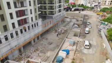 Yüklü pencere ve balkonlarla son kez görülmeye başlanan evleri gözlemleyin.