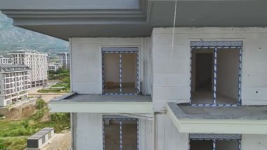 Ön cephe çalışmaları ve pencere kurulumları sonrasında evlerin devri için hazır olduğunu gözlemle.