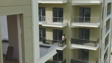 Pencere kurulumlarıyla birlikte inşaatın son aşamalarına bakın.