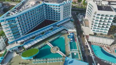 Sahildeki lüks otellerde süzülüp, geniş bölgelerini ve imkanlarını sergiliyorlar..