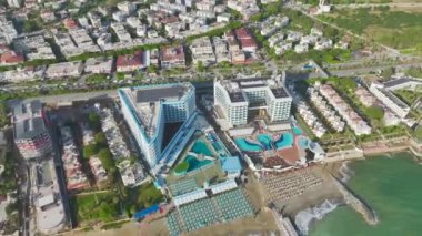 Akdeniz kıyısındaki zarif otellere ve gökyüzünden geniş tesislerine bakın..