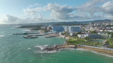 Lüks sahil beldelerinin üzerinden uçup geniş bölgelerini keşfedeceğiz..