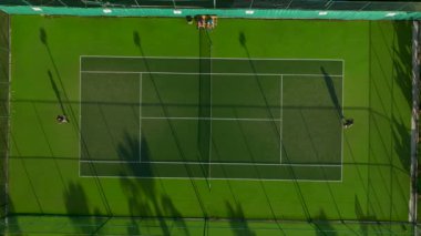 Boş yeşil tenis kortunu izleyin ve bir sonraki maçı bekleyin..