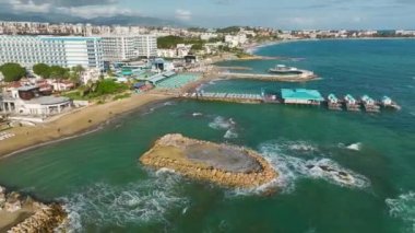 Pahalı sahil otelleri ve muhteşem altyapıları üzerinde uçmak.