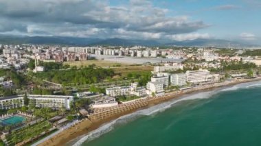 Akdeniz kıyısındaki özel otelleri ve büyük arazilerini gözlemleyin..