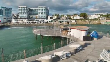 Lüks otellere ve Akdeniz kıyısındaki güzel konforlarına bakın..