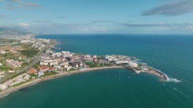 Lüks otellerin ve Akdeniz kıyısındaki geniş bölgelerinin üzerinden uç..