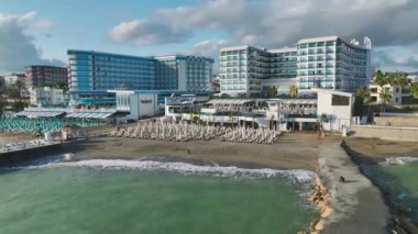 Akdeniz kıyı şeridi boyunca çarpıcı alanları olan pahalı tatil beldelerine dikkat edin..
