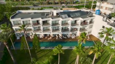 Güzel tesisleri olan pahalı sahil beldelerini keşfedin..