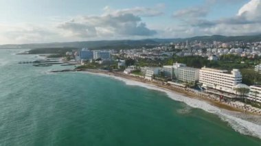 Akdeniz kıyısındaki büyük arazili özel otellerin üzerinden uç..