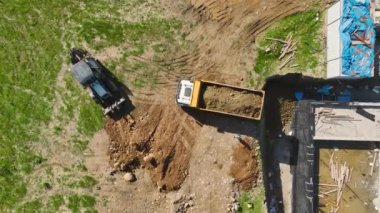 Yukarıdan beton döküp bükme demiri bükmenin hareketli yapısını gözlemleyin..