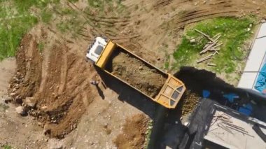 İnşaat ekibinin makinelerin yardımıyla beton döküp bükme demiri bükmesini izleyin..