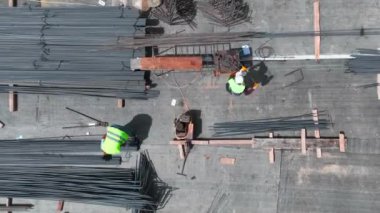 Ağır makinelere ve inşaatçılara bakın. Bölgeyi yüksek kaliteli bir zaman atlaması ile dönüştürüyorlar..